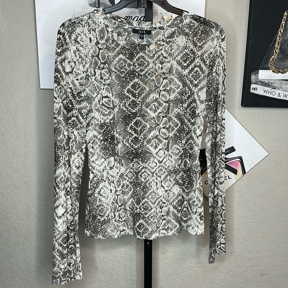 426 - Iris NWOT Green/White Geometric Print Long Sleeve, Size Large